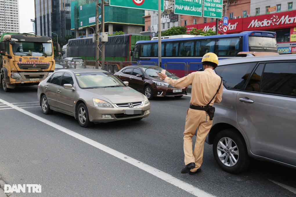 Nam tài xế BMW đi vào làn khẩn cấp Vành đai 3 vì vội về đưa vợ đi đẻ - 6 Nam tài xế BMW đi vào làn khẩn cấp Vành đai 3 vì vội về đưa vợ đi đẻ - 6