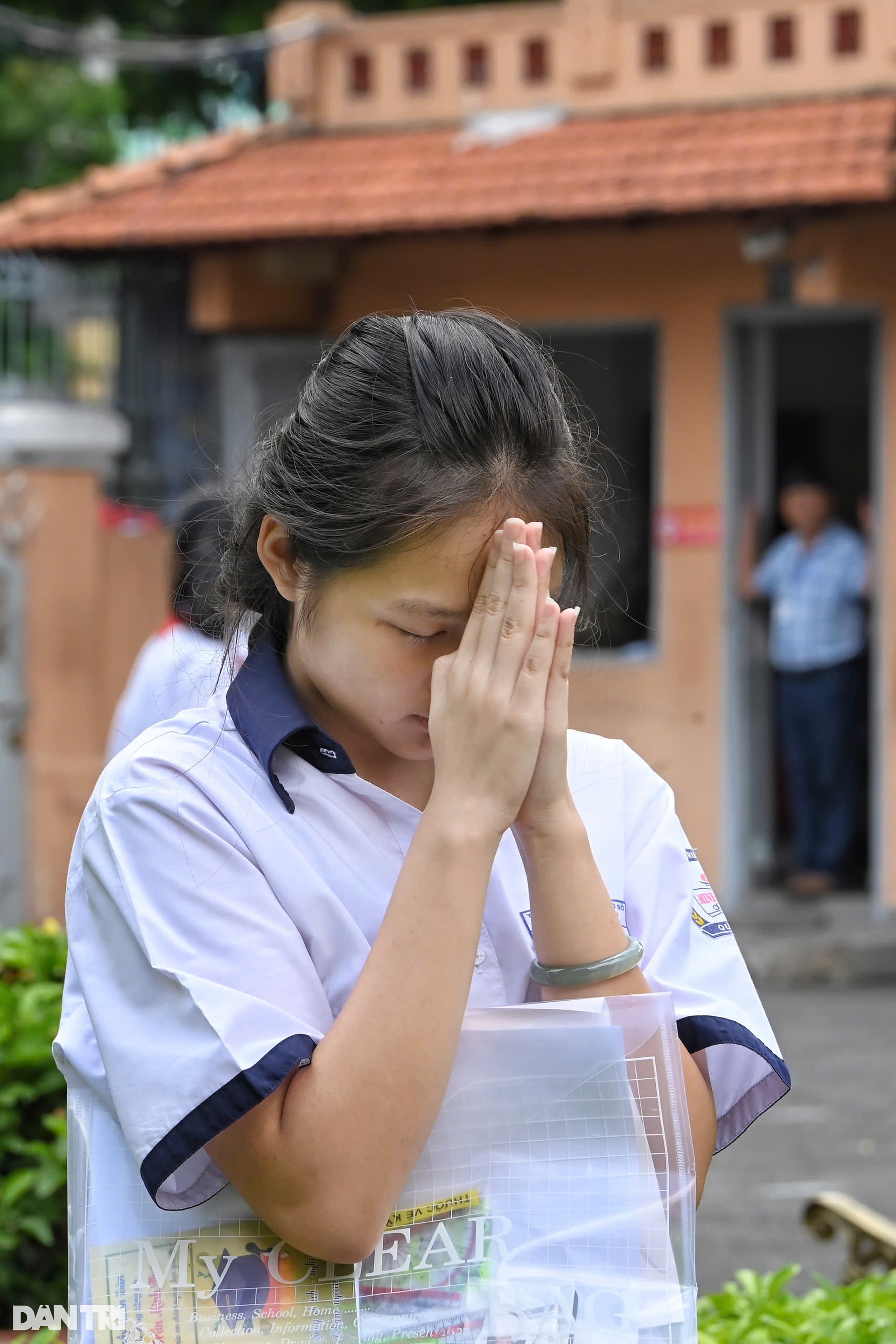 TPHCM: Đề văn thi vào lớp 10 vừa sức, phụ huynh ôm con ăn mừng hạnh phúc - 11 TPHCM: Đề văn thi vào lớp 10 vừa sức, phụ huynh ôm con ăn mừng hạnh phúc - 11