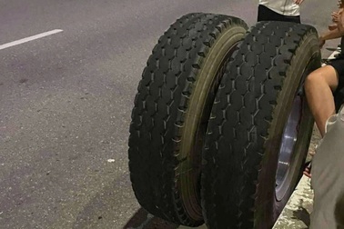 Bánh xe container văng trúng khiến đại úy công an tử vong