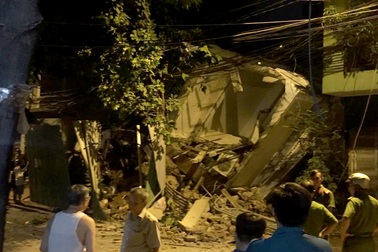 Nhà 3 tầng đổ sập trong đêm, đè nát nhà bên cạnh