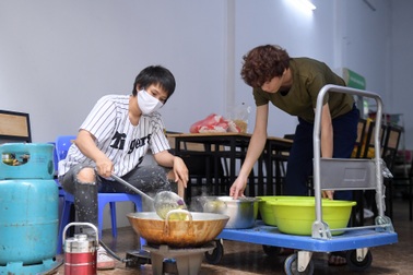 Gặp người nấu hàng trăm suất ăn miễn phí gửi y, bác sĩ chống dịch Covid-19