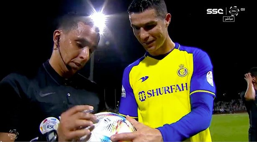 Hành động lạ của C.Ronaldo với trọng tài nổ ra tranh cãi lớn - 2 Hành động lạ của C.Ronaldo với trọng tài nổ ra tranh cãi lớn - 2
