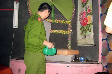 Hà Nội: Bắt giữ 11 đối tượng đang “phê” trong “động lắc”