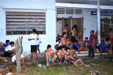 Hàng trăm học viên cai nghiện đập cửa trốn ra ngoài