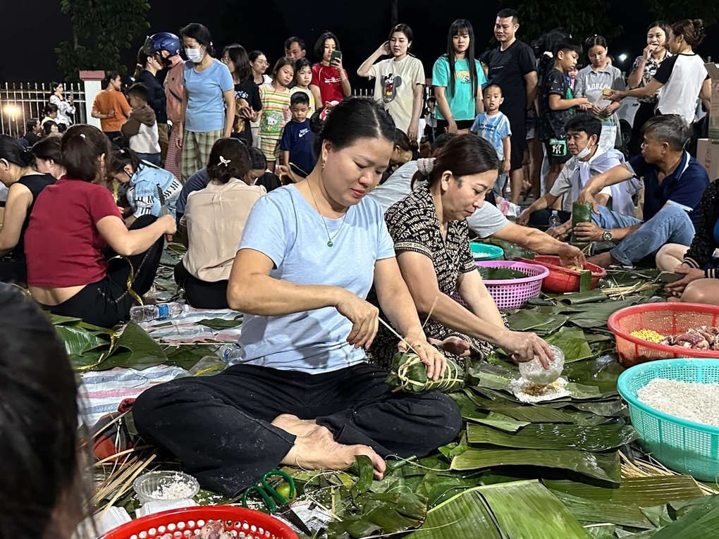 Người dân Đồng Nai thâu đêm gói bánh chưng, bánh tét gửi về vùng lũ - 3 Người dân Đồng Nai thâu đêm gói bánh chưng, bánh tét gửi về vùng lũ - 3