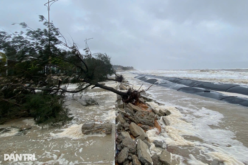 Còn ngổn ngang sau lũ lịch sử, miền Trung lại gồng mình ứng phó bão Koto - 1 Còn ngổn ngang sau lũ lịch sử, miền Trung lại gồng mình ứng phó bão Koto - 1