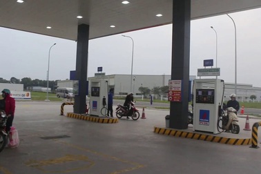 Tại trạm xăng "kiểu Nhật", khách hàng đi ô tô hầu như chuyển sang dùng xăng khoáng RON 95. (Video: Hồng Vân)