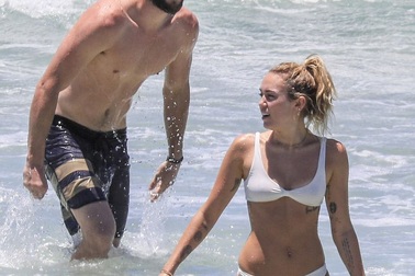 Miley Cyrus xuất hiện sau tin đồn bí mật kết hôn