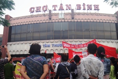 Hàng trăm tiểu thương tập trung phản đối xây chợ mới