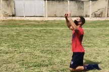 Huấn luyện viên gây sốt khi quỳ gối lê khắp sân bóng vì một điều đặc biệt