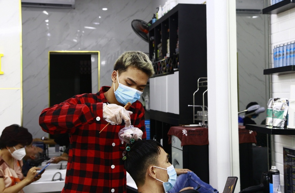 Thợ cắt tóc Hà Nội làm việc hết công suất trong ngày đầu nới lỏng... - 2 Thợ cắt tóc Hà Nội làm việc hết công suất trong ngày đầu nới lỏng... - 2
