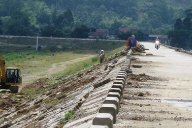Sạt lở nghiêm trọng tại dự án đê điều hàng trăm tỷ đồng