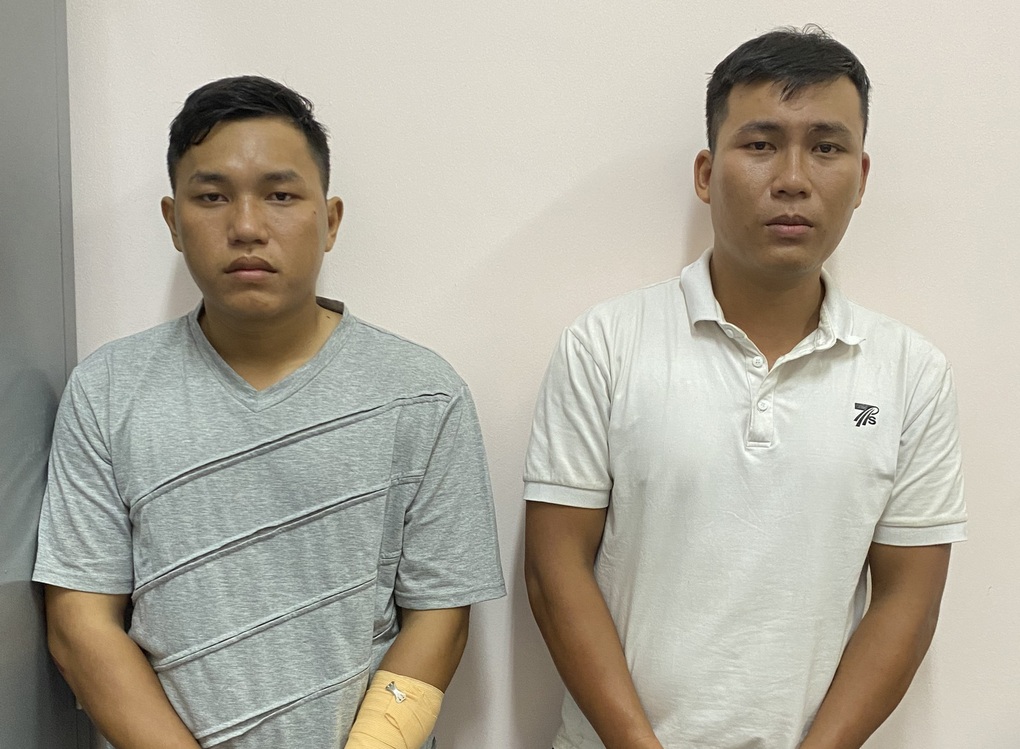 Hai anh em ruột khai lý do dùng búa cướp tiệm vàng ở TPHCM - 1 Hai anh em ruột khai lý do dùng búa cướp tiệm vàng ở TPHCM - 1