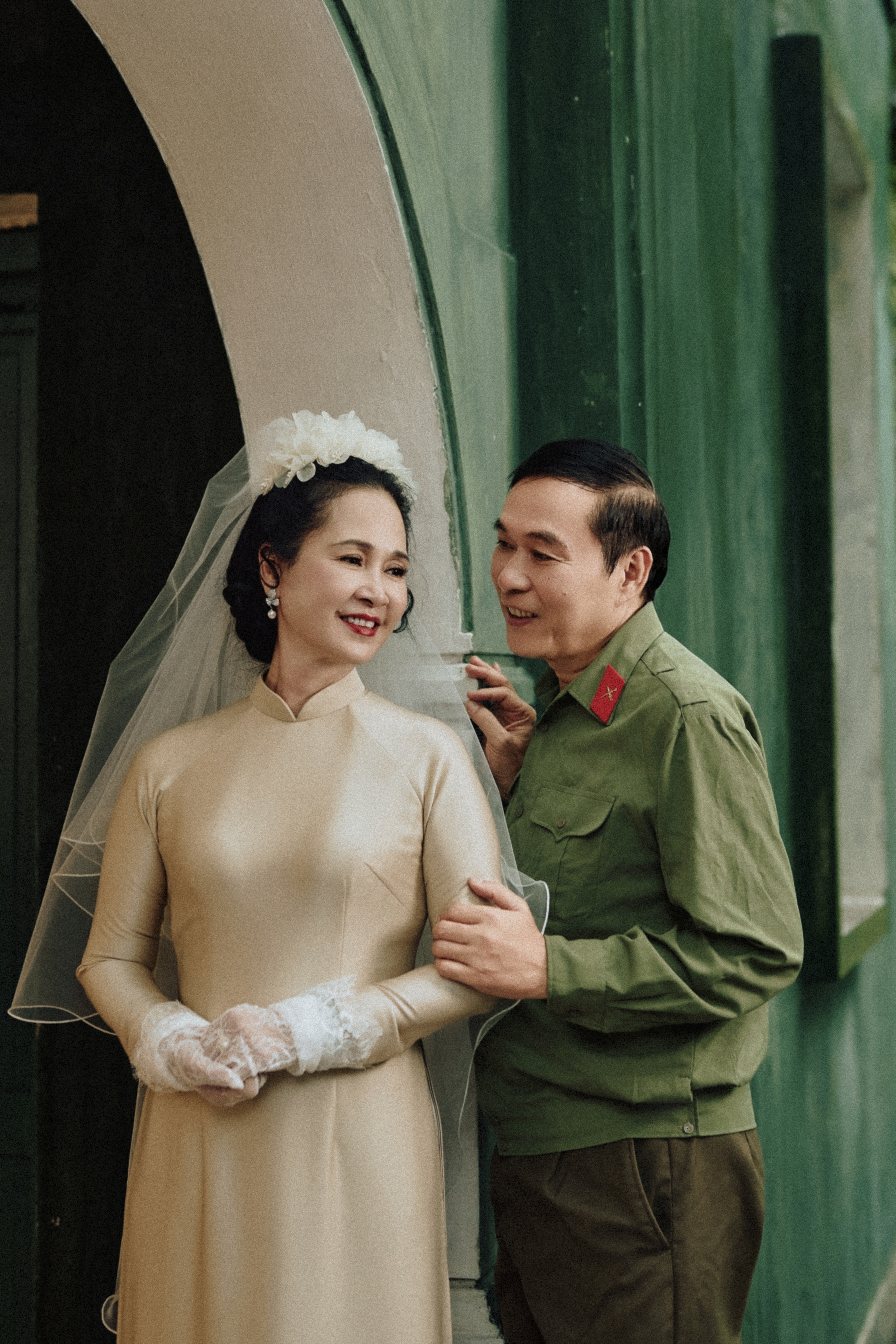 NSND Lan Hương xúc động tái hiện ảnh cưới: Anh Kỷ tự tay bó hoa cho tôi - 7 NSND Lan Hương xúc động tái hiện ảnh cưới: Anh Kỷ tự tay bó hoa cho tôi - 7