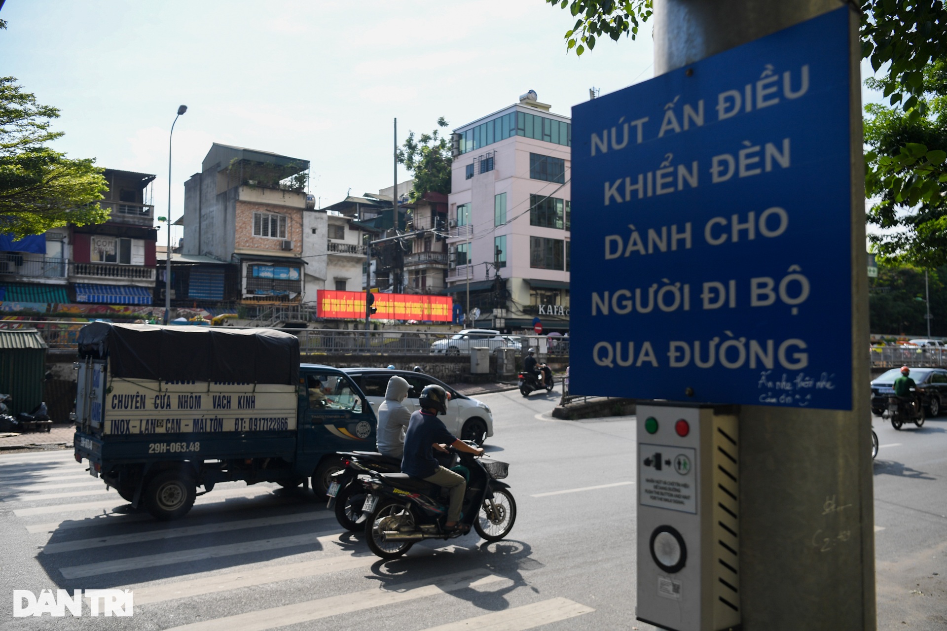 Người đi bộ bị cướp làn ưu tiên, văn hóa nhường đường của lái xe ở đâu? - 2