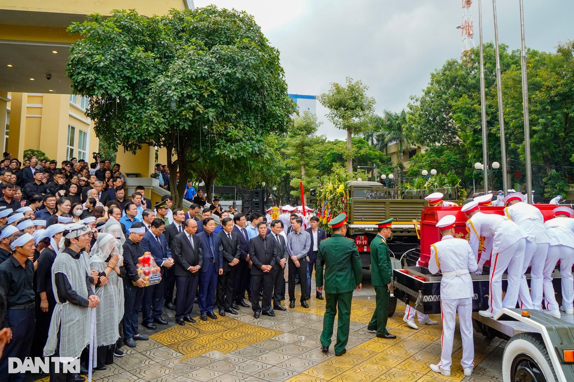 Linh xa đưa Phó Thủ tướng Lê Văn Thành về nơi an nghỉ cuối cùng - 9 Linh xa đưa Phó Thủ tướng Lê Văn Thành về nơi an nghỉ cuối cùng - 9