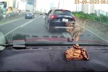 Hành động bật mở cốp xe đầy khó hiểu của tài xế sau mâu thuẫn giao thông