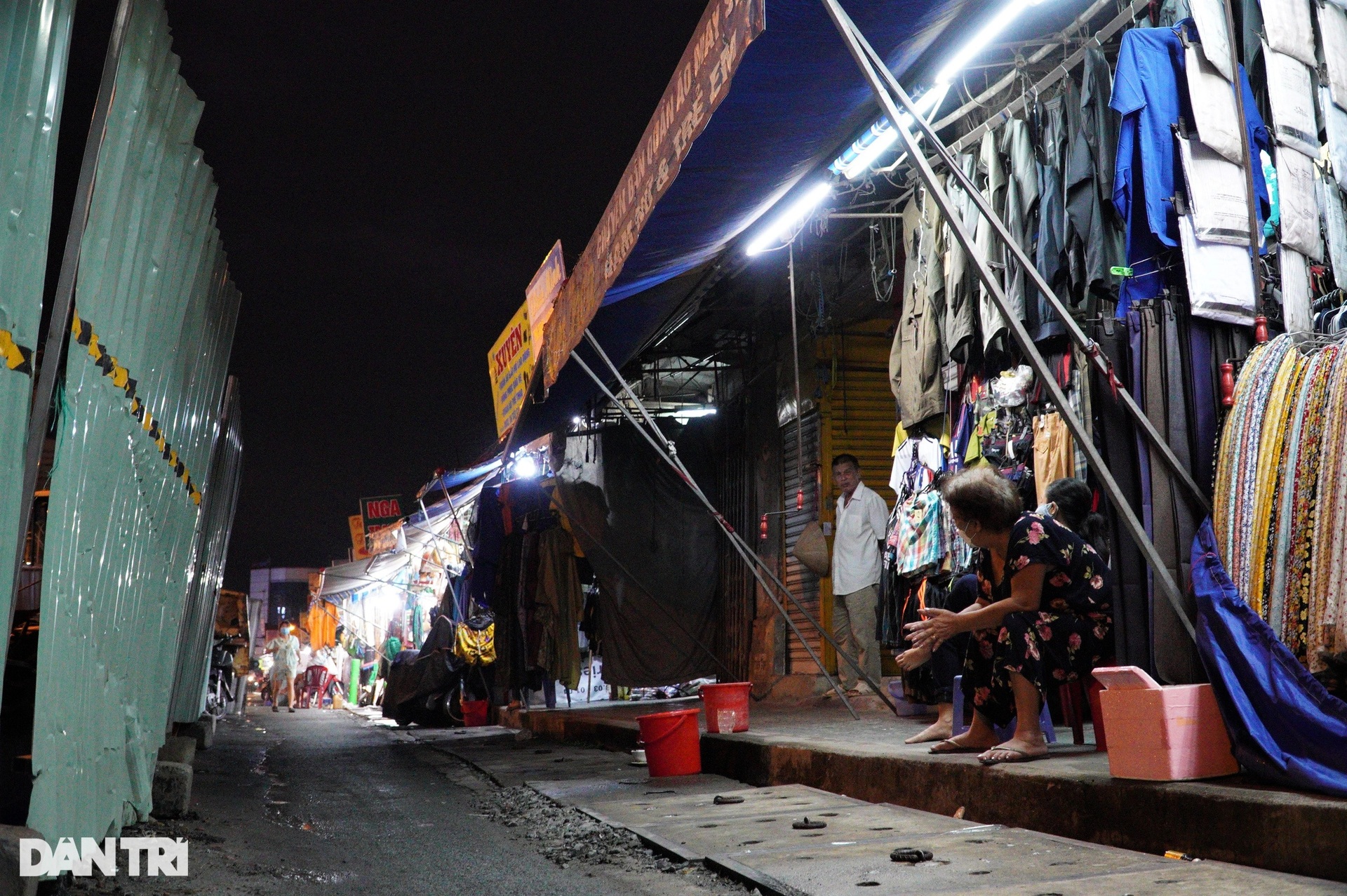 Người dân than trời, giao thông chết đứng vì lô cốt án ngữ giữa đường - 16