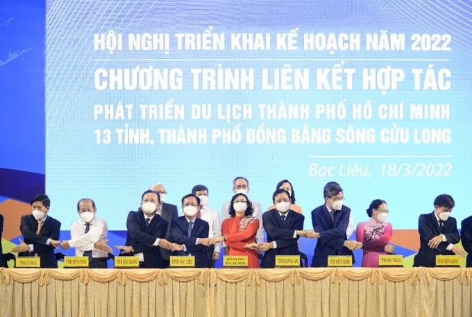 Lãnh đạo UBND TPHCM và các tỉnh, thành ĐBSCL ký kết Quy chế phối hợp thực hiện thỏa thuận liên kết hợp tác phát triển du lịch.