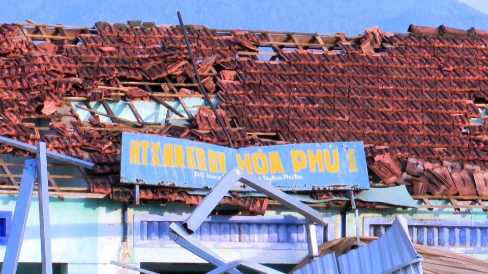 Lốc xoáy làm 80 ngôi nhà tốc mái, hàng chục ngàn hộ dân mất điện - 3