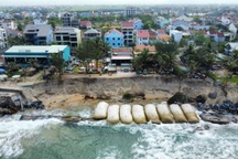 Bãi biển Hội An tan hoang vì hiện tượng bất thường