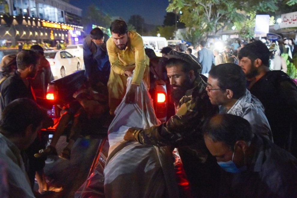Hiện trường vụ nổ như ngày tận thế khiến 70 người chết tại sân bay Kabul - 8 Hiện trường vụ nổ như ngày tận thế khiến 70 người chết tại sân bay Kabul - 8