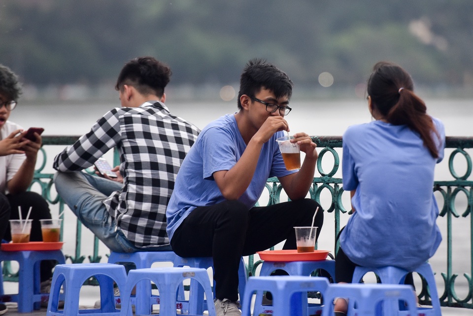 Trà đá ven hồ Tây kín đặc người, chủ quán lẫn khách hàng thờ ơ với lệnh cấm - 6 Trà đá ven hồ Tây kín đặc người, chủ quán lẫn khách hàng thờ ơ với lệnh cấm - 6