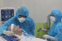 Phi công người Anh mắc Covid-19 giao tiếp tốt, gần đi lại được