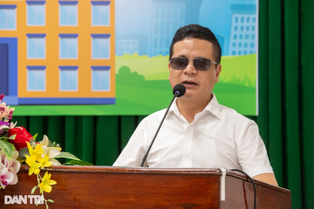 Xúc động ngày trao thẻ BHYT tới tay học sinh khó khăn tại Hà Nội - 4 Xúc động ngày trao thẻ BHYT tới tay học sinh khó khăn tại Hà Nội - 4