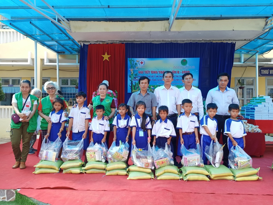 “Có quà trung thu con vui lắm” - 10 “Có quà trung thu con vui lắm” - 10