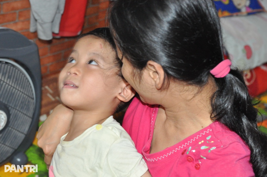 Xót thương người mẹ đơn thân bán hàng rong chăm con bại não - 6 Xót thương người mẹ đơn thân bán hàng rong chăm con bại não - 6