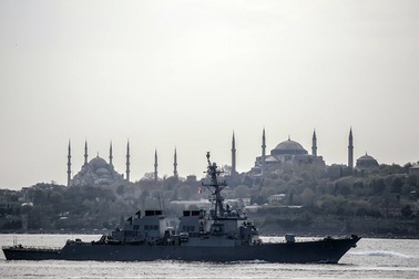 Khu trục hạm Mỹ tiến vào Biển Đen