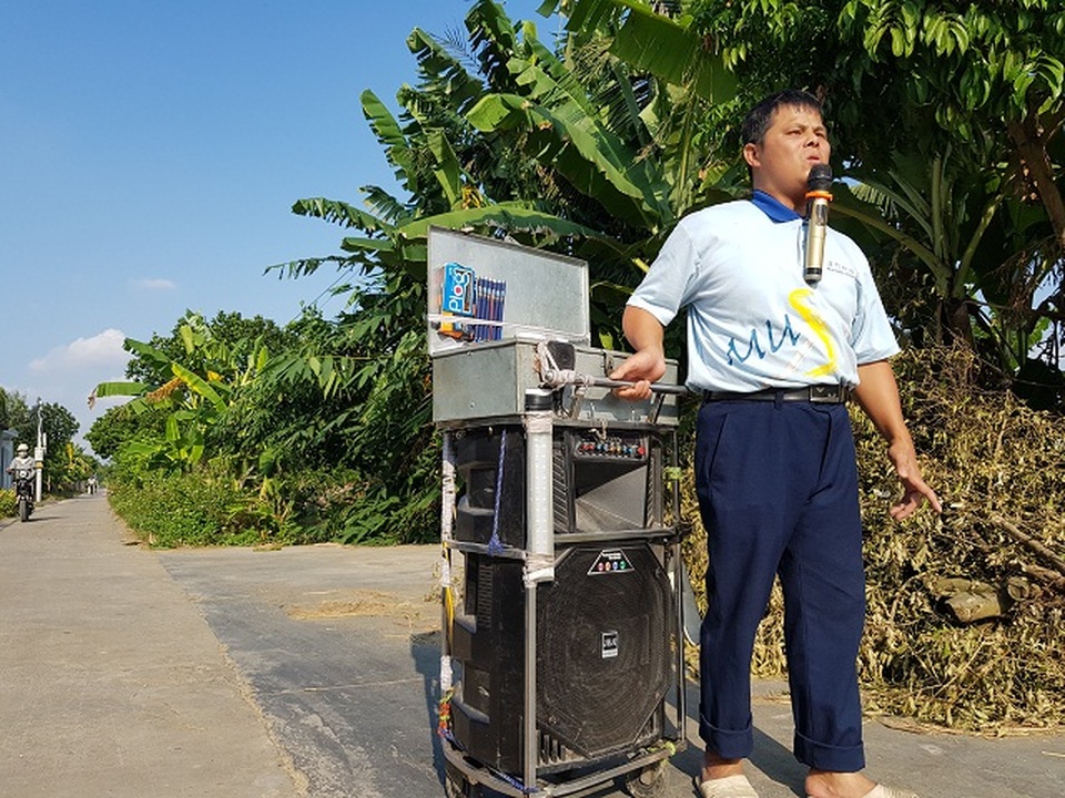 Người cha mù hát rong mơ có tiền ghép sọ cho con gái sau vụ va chạm với tàu hoả - 6 Người cha mù hát rong mơ có tiền ghép sọ cho con gái sau vụ va chạm với tàu hoả - 6