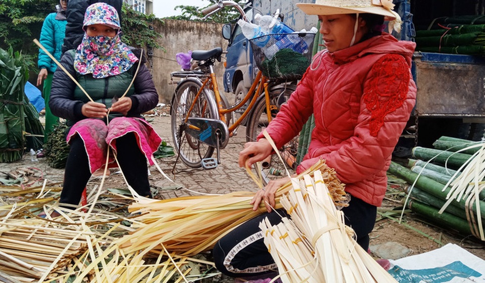 Chẻ lạt giang gói bánh chưng kiếm tiền triệu dịp Tết - 2 Chẻ lạt giang gói bánh chưng kiếm tiền triệu dịp Tết - 2