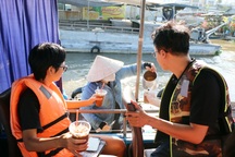 Chợ nổi lớn nhất miền Tây tấp nập khách du lịch ngày đầu năm