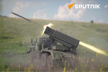 Tổ hợp "cơn lốc lửa" Nga nã rocket xuyên phòng tuyến của Ukraine