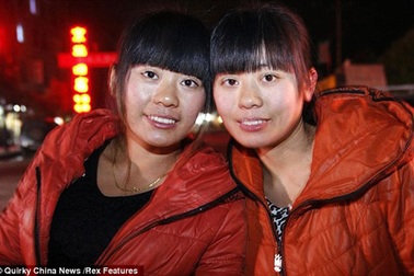 Sự giống nhau đến kỳ lạ của hai chị em sinh đôi lạc nhau