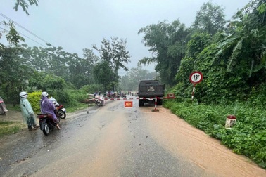 Cố tình qua điểm ngập có rào chắn, ô tô chở 4 người bị nước cuốn trôi