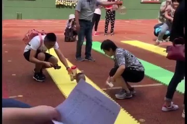 Điều thú vị của trẻ em đó là có thể làm những gì mình muốn, mặc kệ những người xung quanh