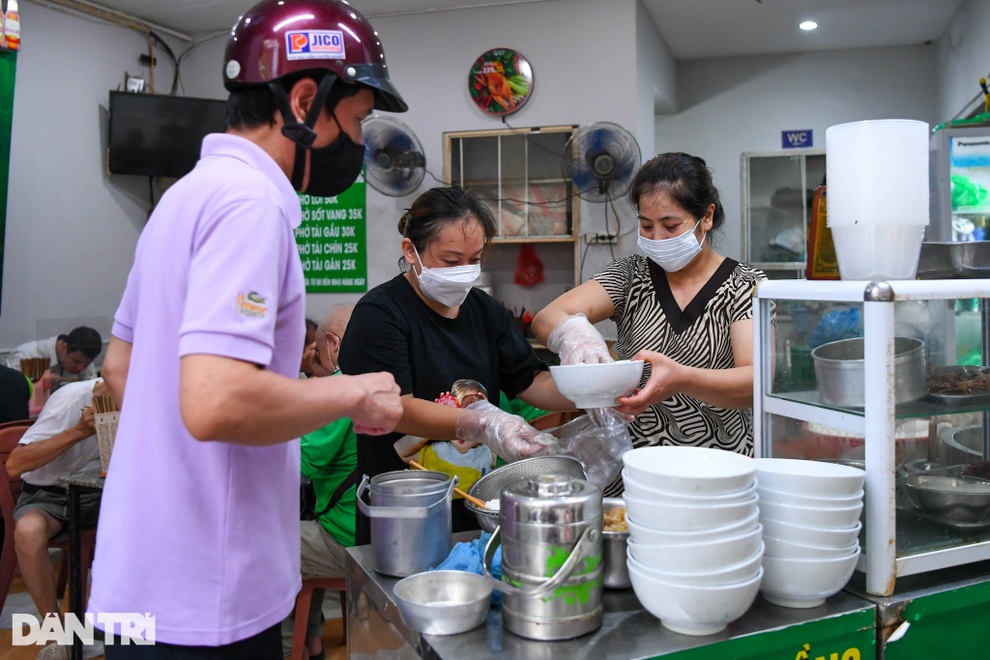 Hàng ăn sáng ở Hà Nội đông đúc, người dân xếp hàng chờ được ăn phở tại quán - 1 Hàng ăn sáng ở Hà Nội đông đúc, người dân xếp hàng chờ được ăn phở tại quán - 1