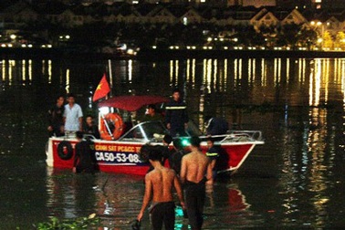 Tìm kiếm thi thể nữ sinh viên nhảy cầu tự tử