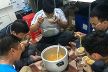 Chuyện của các công nhân đang mắc kẹt trong "chảo lửa" Covid-19 Bắc Giang