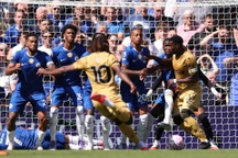 Chelsea may mắn thoát thua Crystal Palace nhờ VAR
