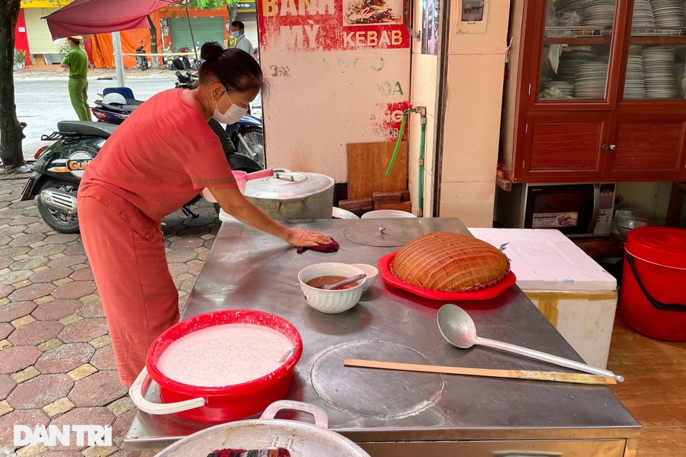 Hà Nội: Chủ hàng tất bật dọn quán trước giờ được mở cửa bán hàng trở lại - 4 Hà Nội: Chủ hàng tất bật dọn quán trước giờ được mở cửa bán hàng trở lại - 4