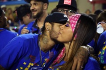 Neymar được các bóng hồng vây quanh trong lễ hội hóa trang Carnival