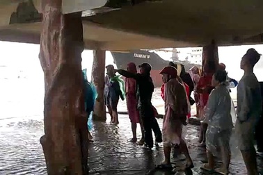 Bình Định: Huy động gần 100 chiến sĩ cứu 71 thuyền viên trong bão dữ