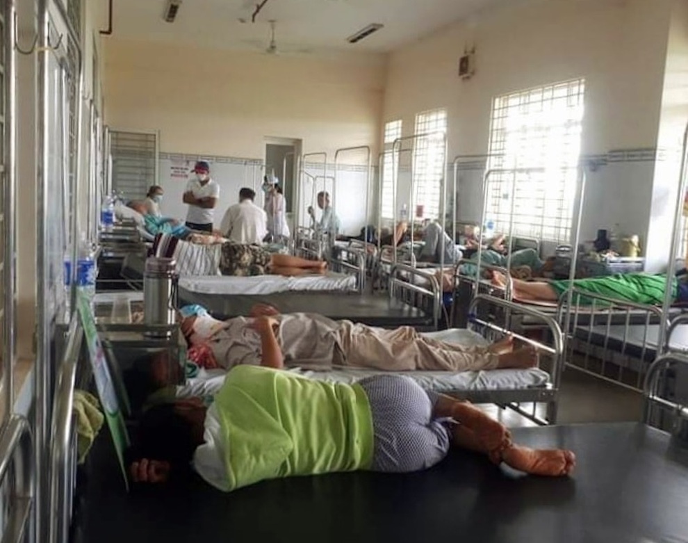 Hơn 50 người nhập viện trong tình trạng nôn ói sau khi ăn ở tiệm bánh mì - 1 Hơn 50 người nhập viện trong tình trạng nôn ói sau khi ăn ở tiệm bánh mì - 1