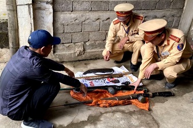 Đi đường nhặt được lựu đạn, súng