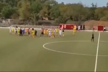 Bàng hoàng chứng kiến cầu thủ qua đời ngay trên sân cỏ