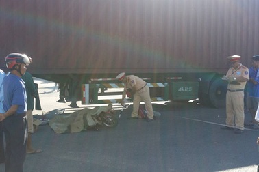 Xe container tông xe đạp điện, 2 cụ già thương vong